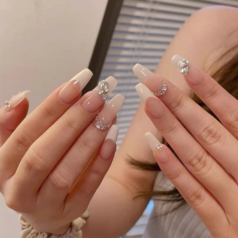 CLIP ON NAILS IN WHITE AND CREAM - BLING